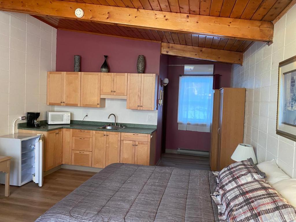 Huron Sands Motel And Restaurant Providence Bay Buitenkant foto