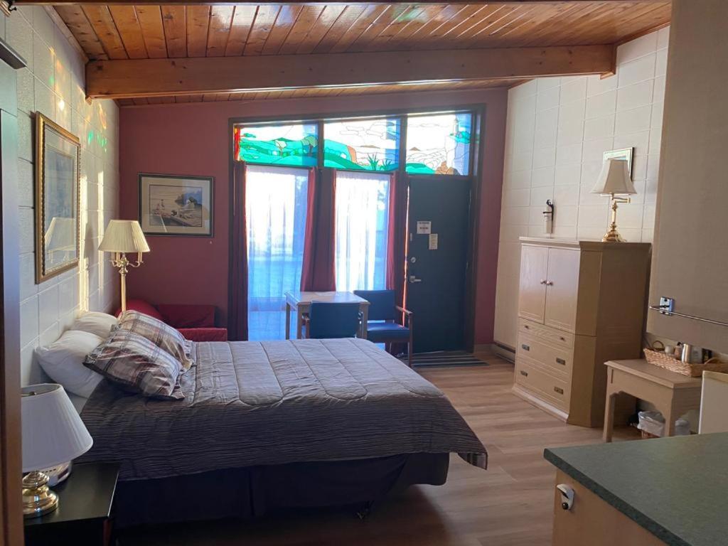 Huron Sands Motel And Restaurant Providence Bay Buitenkant foto